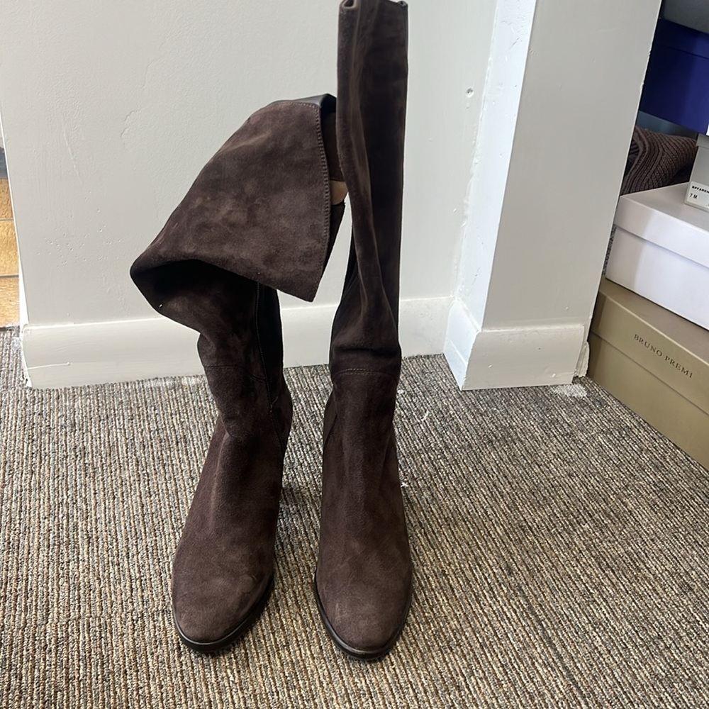New. Le Pepe brown suede heeled boot with leather strip in back - Picture 3 of 7